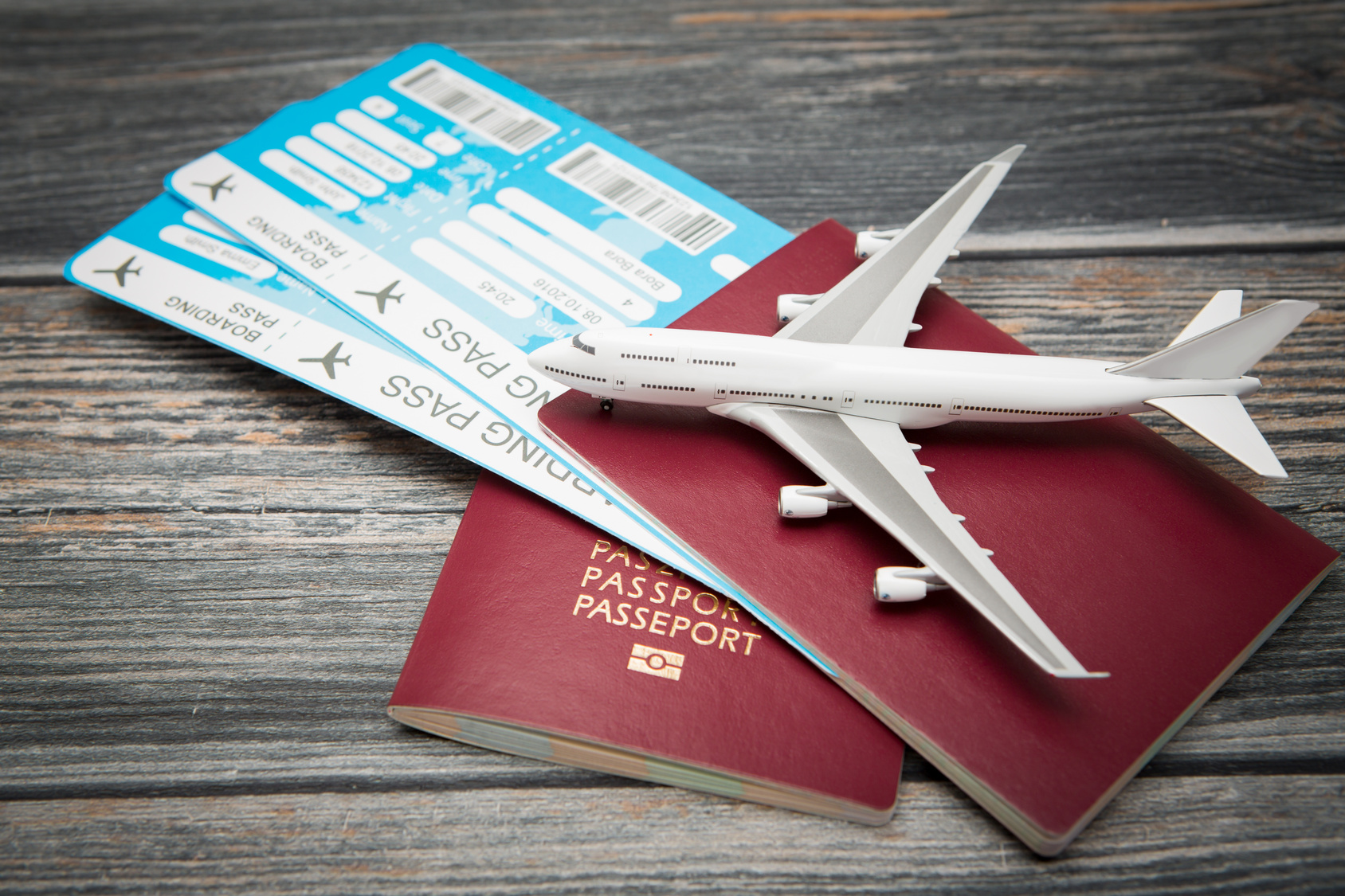 航空券とパスポート